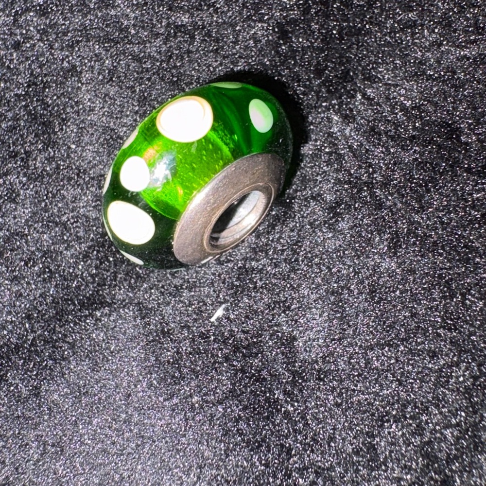 Green Polka Dot Charm Bead

PANDORA